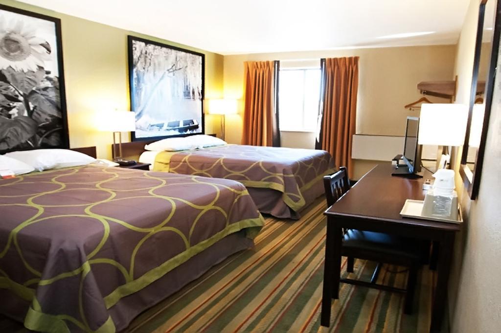 Super 8 By Wyndham Topeka/Wanamaker Rd/I-70 Room photo