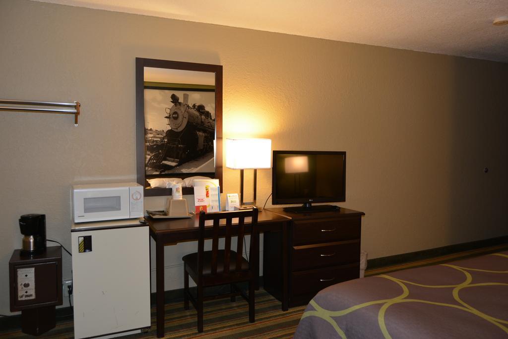 Super 8 By Wyndham Topeka/Wanamaker Rd/I-70 Room photo