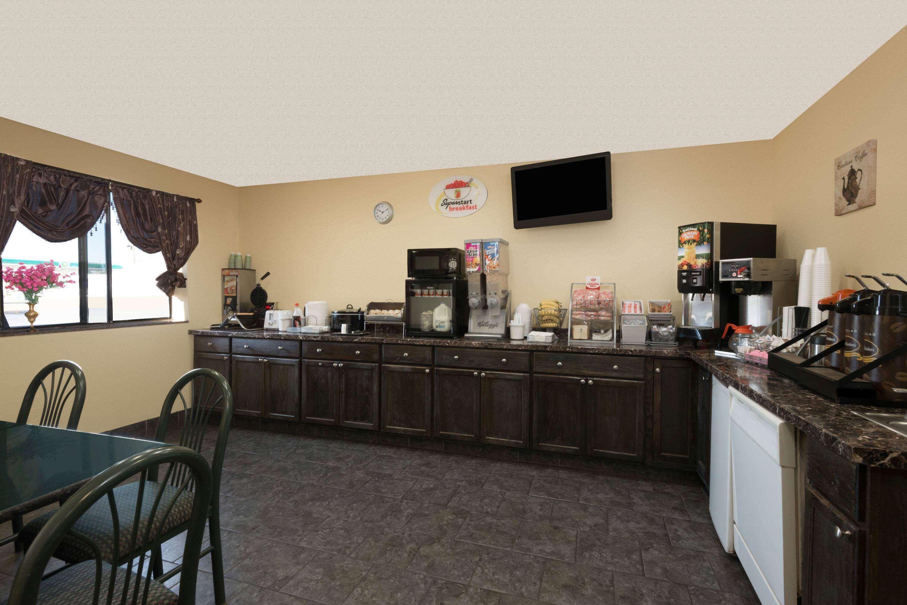 Super 8 By Wyndham Topeka/Wanamaker Rd/I-70 Exterior photo